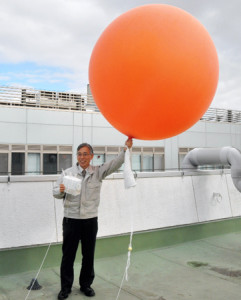 「放射能ゾンデ観測」に臨む渡辺教授＝１３日、福島市・福島大