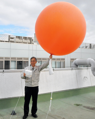 「放射能ゾンデ観測」に臨む渡辺教授＝１３日、福島市・福島大