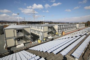 サッカーグラウンドに建てられた原発作業員が住む仮設宿舎＝１８日、福島県広野町のＪヴィレッジ