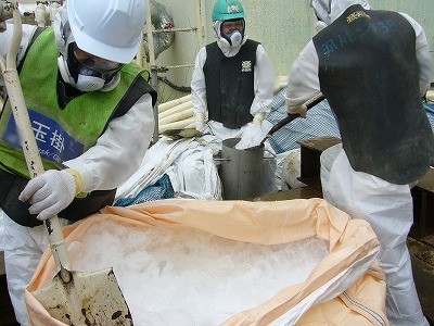 氷を大量投入しても凍らない汚染水。無計画な対策露呈