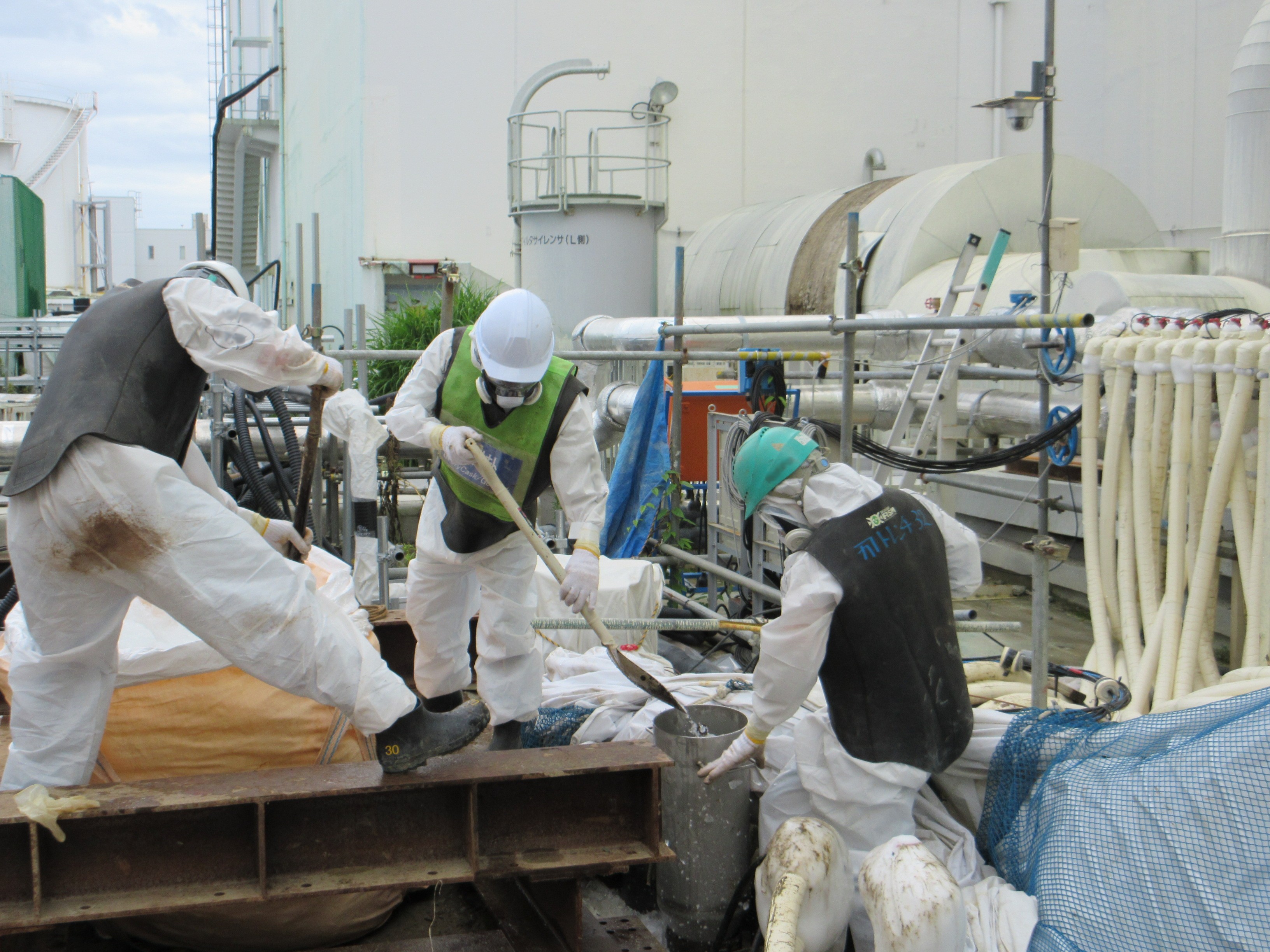 トレンチに氷を注入し続けるが、一向に凍らない