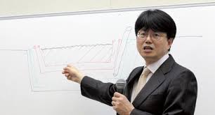 貯水槽の断面図を描いて説明する尾野本部長代理。=7日、東電本店