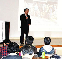 飯舘村民の初期被ばく線量を発表する今中助教