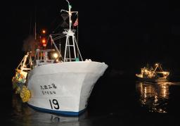 福島県いわき市の小名浜港から、原発事故後初めての漁に出る船＝１８日午前２時５２分