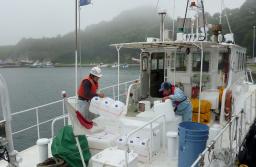 東京電力福島第１原発の汚染水の海洋流出を調べるため、準備する調査船の乗組員