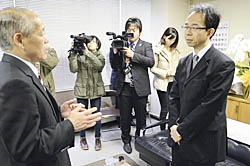 関谷所長に要請拒否の意向を伝える古川町長（左）