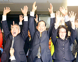 当選確実の報に早々と万歳する小林氏（中央）と妻幹子さん（右）ら＝１７日午後６時２０分ごろ、福島市太平寺の選挙事務所
