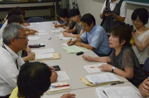 「情報開示」「再検査の早期実施」などを求めて交渉する父母ら9月13日