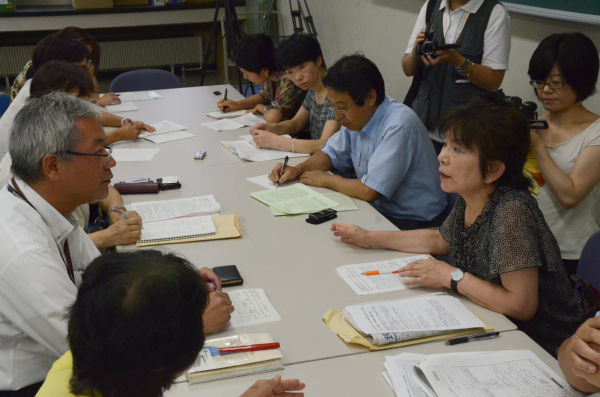 「情報開示」「再検査の早期実施」などを求めて交渉する父母ら9月13日