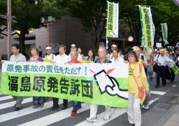 集会後に福島県いわき市内をデモ行進する告訴団の人たち＝４日午後