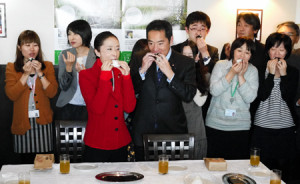 おにぎりを頬張る井上副大臣（中央右）と浮島政務官（中央左）