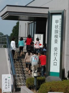 甲状腺検査に向かう子供たち＝福島市の県立医大病院で２０１１年１０月１０日