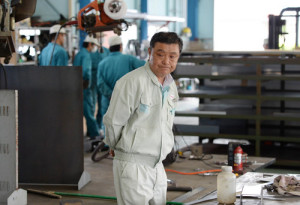 横田さんは昨年、会社の拠点をいわき市内に移した。工場では、原発内の工事で使う機材の加工作業が進む＝福島県いわき市で、木葉健二撮影