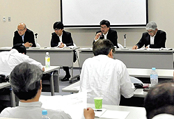 震災報道について報告する地元報道関係者