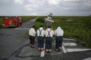 2013年9月15日、京都から来た消防士たちが、住民の避難した浪江町の沿岸地域を訪れ犠牲者へ敬意を表する。