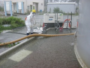 福島原発各タンクエリアの堰内に貯まった汚染水。これでは溢れて当然