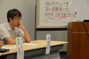 原子力規制庁の役人。自分に質問が回らない時は、上の空であさっての方角を向いたまま。危機意識のかけらも感じられなかった。＝8日、参院会館　写真：筆者＝