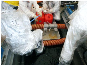 漏洩した放射能汚染水の応急処理をする