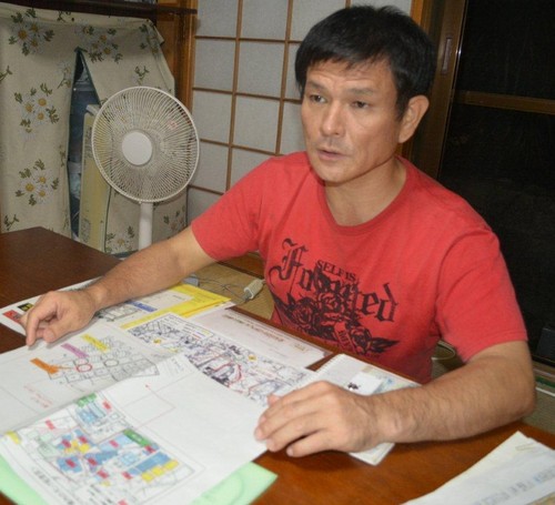福島第１原発でタンク設置工事に従事した状況を語る上地剛立さん＝沖縄県うるま市で