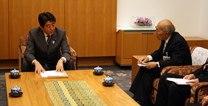 2013年2月25日、「エネルギー・原子力政策懇談会」の有志が、首相官邸において安倍晋三総理大臣に提言を提出