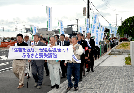 提訴のため福島地裁に向かう原告団