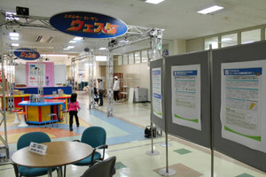 スーパーに設けられた原子力関連のパネル展示。関心を示す人は少ない＝青森県六ケ所村で（清水祐樹撮影）