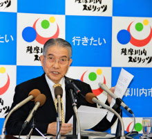 記者会見で再稼働同意を表明する薩摩川内市の岩切秀雄市長（28日、市役所で）