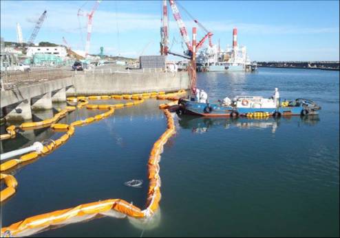 福島原発港湾のシルトフェンスはかろうじて魚の湾外流出を防いでいる(本当かどうかは不明）が、海水は自由に流れる