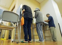 福島などから約１１００人が避難している「東雲住宅」で、不在者投票をする有権者＝１７日午前、東京都江東区