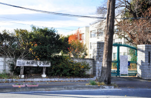 けのない松栄高。正門前には休校を告知する看板が設置されている