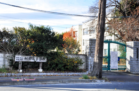 けのない松栄高。正門前には休校を告知する看板が設置されている