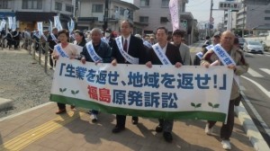 中島孝原告団長(左から4人目）は「加害者として甚大な被害を引き起こしたことへの反省も、被災者救済の責任の自覚もないことがわかった」と法廷での意見陳述で憤りをあらわにした