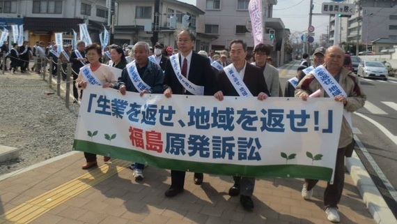 中島孝原告団長(左から4人目）は「加害者として甚大な被害を引き起こしたことへの反省も、被災者救済の責任の自覚もないことがわかった」と法廷での意見陳述で憤りをあらわにした