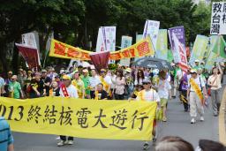 原発反対で行進する台湾の人々