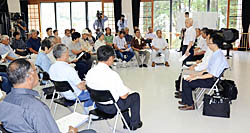 避難指示解除後の不安や要望などで意見を交わした懇談会＝３０日、田村市都路地区