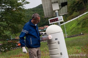 田村市で放射能測定データをチェックするグリーンピースの国際調査団