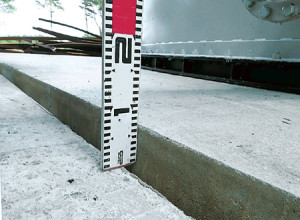 地盤沈下したタンク基礎＝平成２３年７月（東京電力提供）