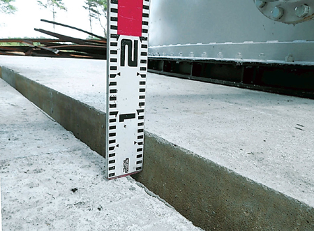 地盤沈下したタンク基礎＝平成２３年７月（東京電力提供）