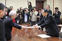 福島県内の原発全基廃炉などを求める要望書を東京電力の広瀬直己社長（左）に手渡す福島県の佐藤雄平知事（右）＝１９日午前、福島県庁