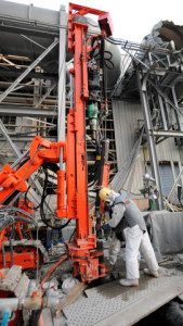 福島第１原発で行われている凍土遮水壁の設置工事＝７月８日（代表撮影）