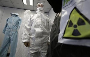 ９月１９日、東レは、除染作業時に着用する高機能な粉塵防護服２種類と放射性廃棄物処理容器向け遮へい材を開発したと発表した。都内で撮影（２０１３年　ロイター/Toru Hanai）