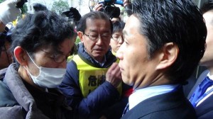 前田建設工業本社前で、押し問答する原発労働者と会社側担当者