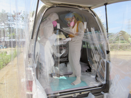 東京電力福島第１原発で、ワゴン車を改造した移動式の休憩所に入る際、放射性物質の付着がないか検査を受ける作業員＝８月