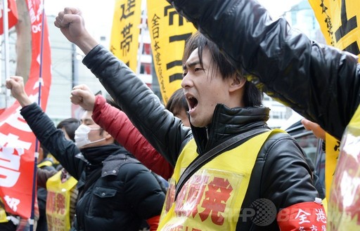 都内の東京電力（TEPCO）本店前で抗議デモを行う原発作業員たち（2014年3月14日撮影