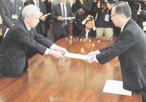 佐藤知事（右）から損害賠償や除染に関する申し入れ書を受け取る広瀬社長（左）