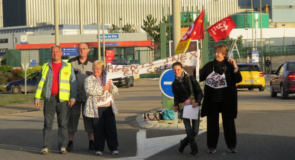 抗議行動をするフランスの原発労働者