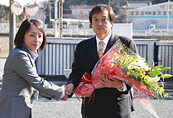 初登庁で女性職員から花束を受け取る伊沢新双葉町長