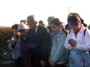 双葉町に向かって毎朝、頭を下げる井戸川前町長（埼玉県加須市で）