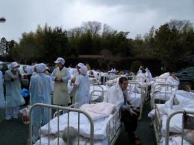 震災直後の双葉病院。揺れで建物の一部に被害が出て患者は外に避難した＝３月１１日