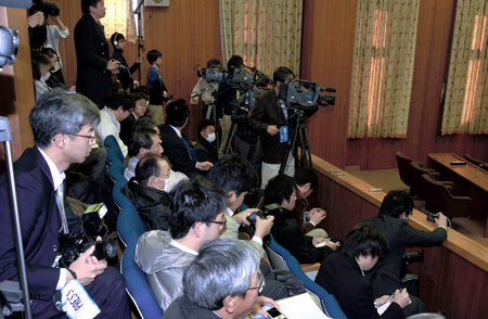 井戸川町長への不信任決議を固唾（かたず）をのんで見守る町民ら